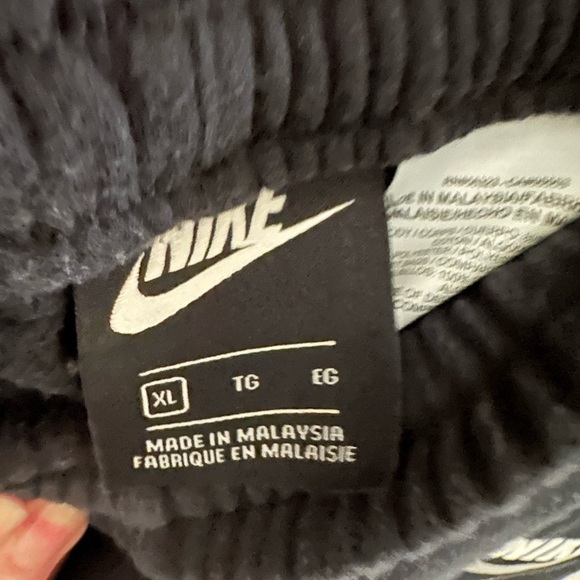 Nike joggers youth XL. Good condition. - Picture 2 of 2